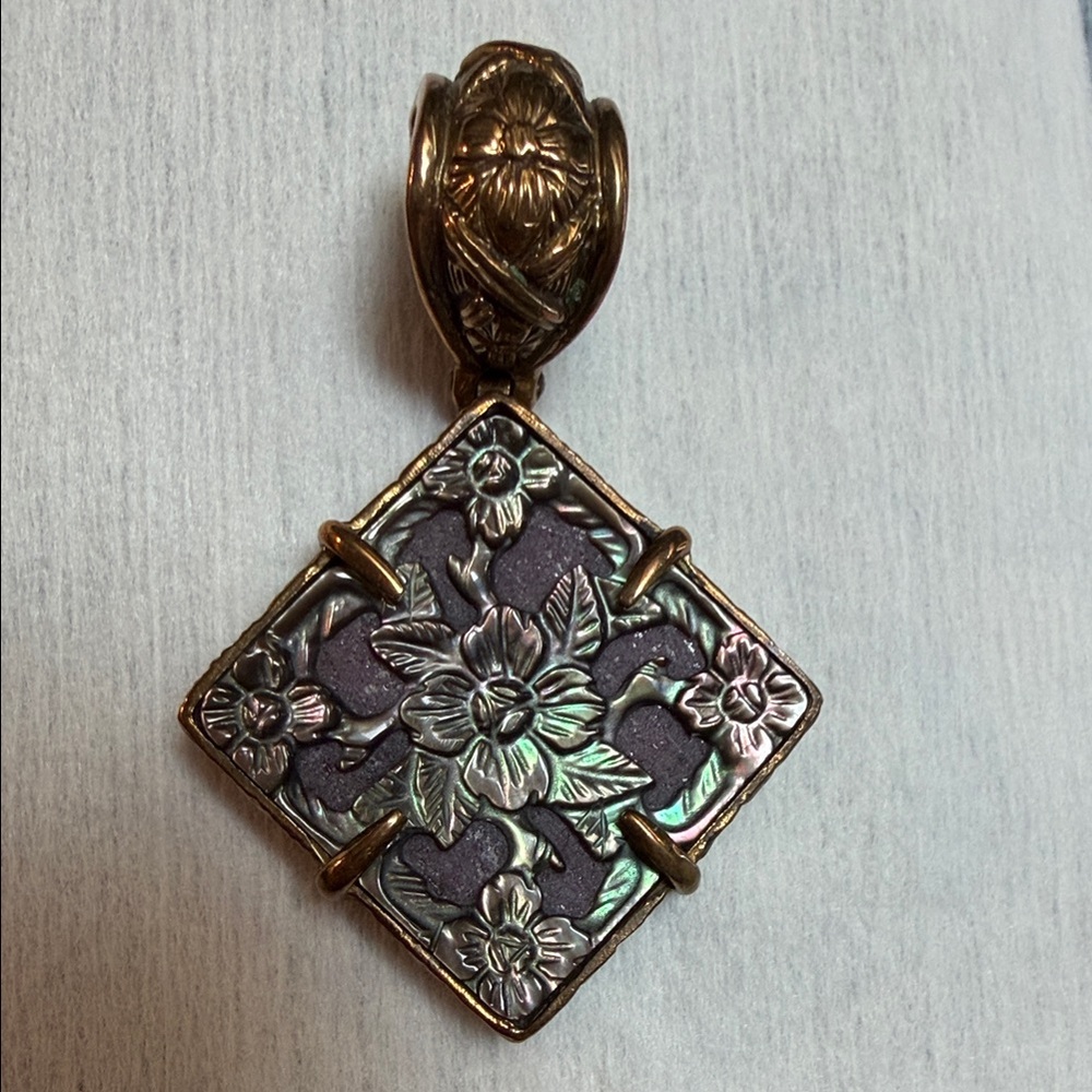 Stephen Dweck Floral Square Pendant Necklace - Abalone Closure has an issue